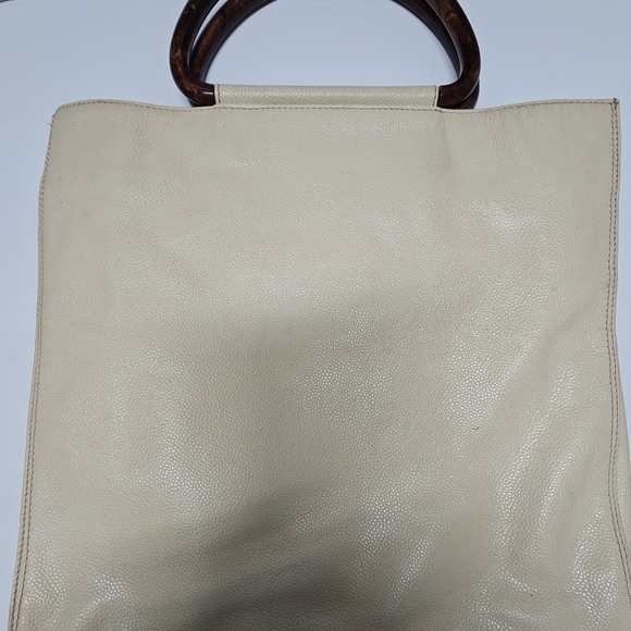 CHANEL Caviar Tote w/wooden handles - Picture 9 of 12